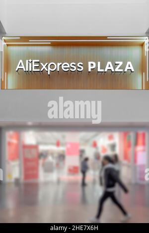 Madrid, Spanien - 9. November 2021: AliExpress Plaza-Ladenschild mit weißem Hintergrund Stockfoto