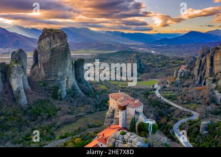 Anzeigen von Meteora Kloster, Griechenland. Geologische Formationen von großen Felsen mit den Klöstern auf Sie. Stockfoto