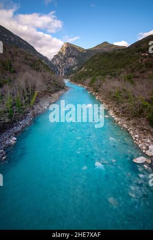 Die große gewölbte Steinbrücke von Plaka am Arachthos-Fluss, Tzoumerka, Griechenland. Stockfoto