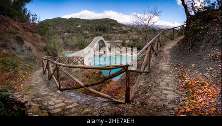 Die große gewölbte Steinbrücke von Plaka am Arachthos-Fluss, Tzoumerka, Griechenland. Stockfoto