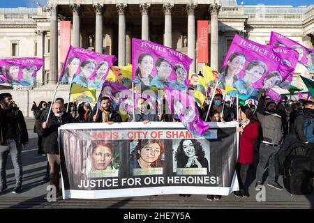 Die Demonstranten sahen ein Transparent mit der Aufschrift „Paris: Stadt der Schande“. Gerechtigkeit für unsere Heldinnen (Sakine Cans?z, Leyla Söylemez und Fidan do?an)!“ Und Flaggen mit den Gesichtern der drei kurdischen Opfer, die während der Demonstration "Justice Now" sagen.am 9th. Januar 2016 ereignete sich in Paris der Mord an drei kurdischen Aktivistinnen. Sakine Cans?z und Fidan do?an, Gründer der Arbeiterpartei Kurdistans (PKK) und Aktivistin Leyla Söylemez, wurden bei dem Vorfall getötet. Kurden versammelten sich am Jahrestag des Mordes, um Gerechtigkeit gegen die Unterdrückung des kurdischen Volkes durch die Tur zu fordern Stockfoto