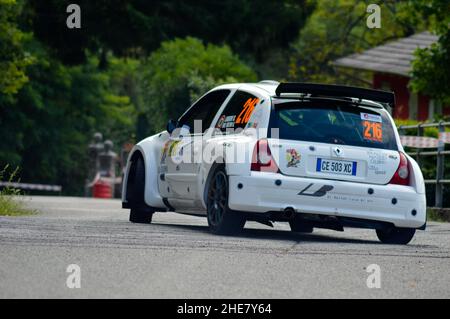 Ein Renault Clio auf der Shakedown in der Rallye Alpi Orientali 2019, Montenars(UD), Friuli V.G., Italien Stockfoto