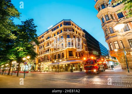 Nachtstraßen Pohjoisesplanadi und Kluuvikatu Stockfoto