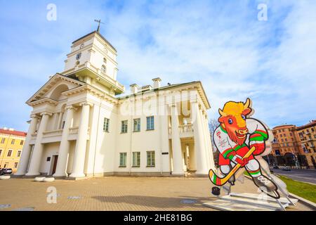 Volat, das offizielle Maskottchen der IIHF Weltmeisterschaft 2014 im Hintergrund das Rathaus in Minsk, Weißrussland. Stockfoto