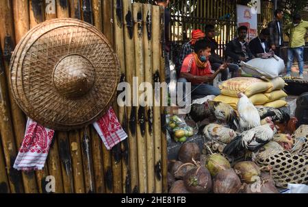 Guwahati, Assam, Indien. 9. Januar 2022: Ein Stand während einer Bhogali Mela vor dem Bhogali Bihu Festival in Guwahati, Assam, Indien am Sonntag, 9. Januar 2022. Bhogali Bihu oder Magh Bihu wird im Januar gefeiert, der das Ende der Erntezeit markiert. (Bild: © David Talukdar/ZUMA Press Wire) Bild: ZUMA Press, Inc./Alamy Live News Stockfoto