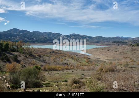 Der Stausee des Embalse de La Viñuela bei niedrigem Wasserstand (27 hm3 - 16,36 %). La Axarquia, Provinz Malaga, Andalusien, Spanien. Stockfoto