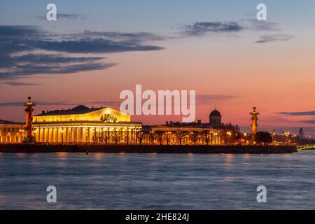 Blick auf die Nehrung der Insel Vasilievsky, das Gebäude der Börse und die Rostralsäulen in der weißen Nacht, St. Petersburg, Russland Stockfoto