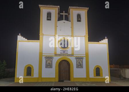 Nachtfotografie der Kirche Santa Ana de Villanueva de las Torres, Granada Stockfoto