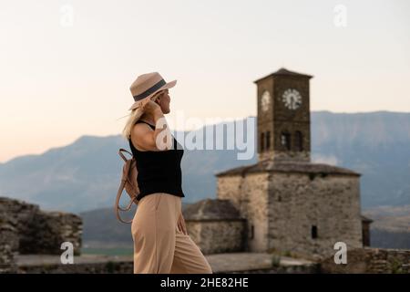 GJIROKASTER, ALBANIEN. Die Menschen genießen die friedliche Atmosphäre in den Vierteln der Altstadt, UNESCO-Weltkulturerbe und beliebtes Touristenziel. Stockfoto