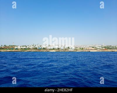 Blick auf den Strand und das Rote Meer in Sharm El Sheikh, Ägypten, Sinai. Stockfoto