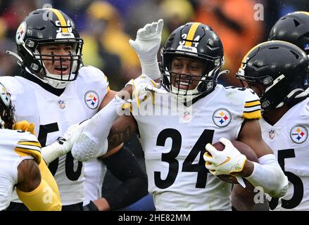 Baltimore, Usa. 09th Januar 2022. Sicherheit von Pittsburgh Steelers Terrell Edmunds (34) fängt in der ersten Hälfte des M&T Bank Stadium in Baltimore, Maryland, am Sonntag, den 9. Januar 2022, einen Baltimore Ravens Pass ab. Foto von David Tulis/UPI Credit: UPI/Alamy Live News Stockfoto