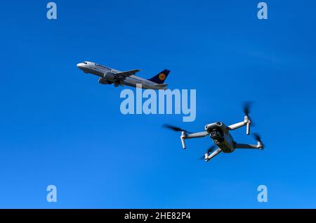 Drohne und Flugzeug zusammen am Himmel, Bayern Deutschland Stockfoto