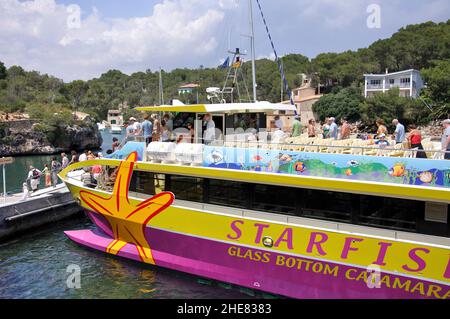 Ausflugsboot im Hafen, Cala Figuera, Santanyi Gemeinde, Mallorca (Mallorca), Balearen, Spanien Stockfoto