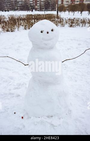 Lustige Schneemann von Kind im Winter Park stehend gebaut Stockfoto