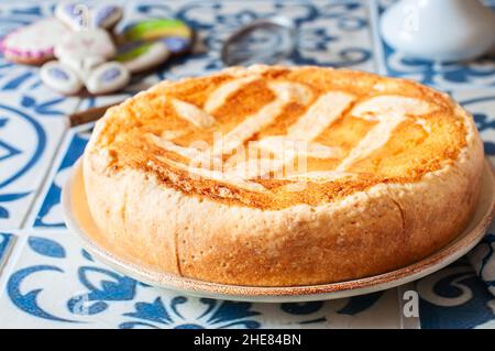 Italienische Ricotta-Torte mit Rosinen. Beliebte Ostern festliche Backen. Stockfoto