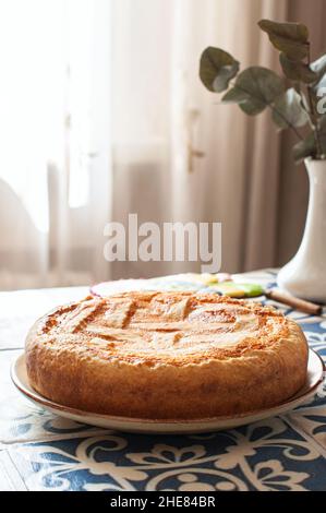 Italienische Ricotta-Torte mit Rosinen. Beliebte Ostern festliche Backen. Stockfoto