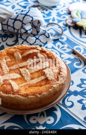 Italienische Ricotta-Torte mit Rosinen. Beliebte Ostern festliche Backen. Stockfoto