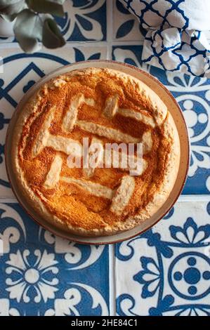 Italienische Ricotta-Torte mit Rosinen. Beliebte Ostern festliche Backen. Stockfoto