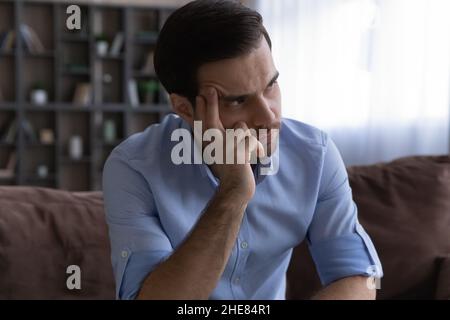 Nahaufnahme nachdenklicher Mann, der in Gedanken verloren in der Ferne schaut Stockfoto