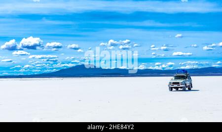 Geländewagen im Salar de Uyuni ist die größte Salzfläche der Welt - Altiplano, Bolivien, Südamerika Stockfoto