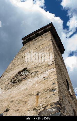 Berühmte historische Svan Türme in Mestia, Georgia. Bergstadt in Georgien im Kaukasus. Von unten nach oben Blick auf den Himmel. Stockfoto