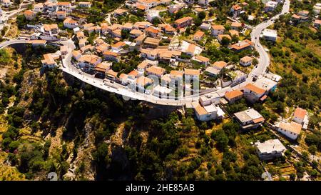 Luftaufnahme des Küstendorfes und des Strandes von Dhermi Albanien Stockfoto