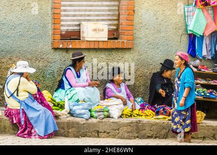 3. Mai 2017 - LA PAZ, BOLIVIEN - Bolivianische Frau in traditioneller Kleidung auf dem Markt in La Paz, Bolivien Stockfoto