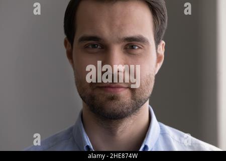 Kopfaufnahme Porträt selbstbewussten schönen bärtigen Mann Blick auf die Kamera Stockfoto