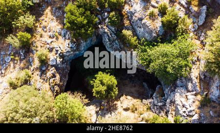 Großer Felsen isoliert auf weißem Hintergrund. Dieser hat einen Beschneidungspfad. Stockfoto