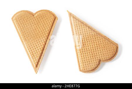 Zwei herzförmige Waffeln zur Eisdekoration isoliert auf weißem Hintergrund. Dünne flache Waffelplätzchen zum Garnieren von Makro. Gebackenes Weizengebäck. Stockfoto