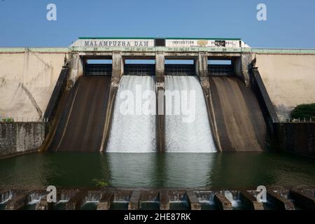 MALAMPUZHA, KERALA, INDIEN - 08. DEZEMBER 2021: Blick auf den Malampuzha-Staudamm in Palakkad vom Zentrum der Brücke aus. Stockfoto