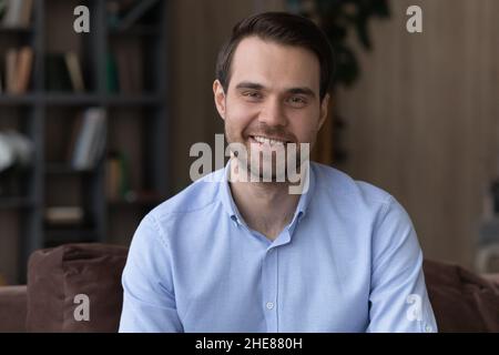 Kopfaufnahme Porträt lächelnder bärtiger Mann, der die Kamera ansah Stockfoto