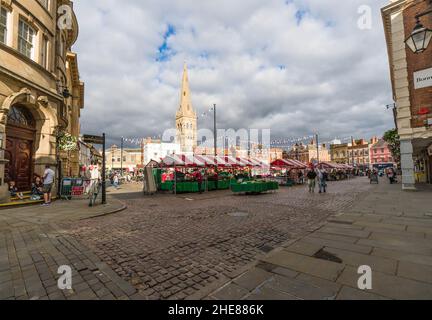 St. Mary Magdalene Kirche überragt den Samstagsmarkt in Newark auf Trent England. September 2021. Stockfoto