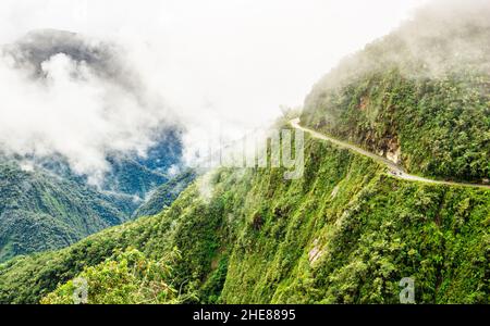 Blick auf Nebel Tod Straße in die Yungas in Bolivien Stockfoto