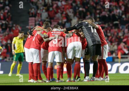 Lissabon, Portugal. 09th Januar 2022. Die Spieler von SL Benfica im Kreis vor dem Start das Liga Portugal Bwin Spiel zwischen SL Benfica und FC Paços de Ferreira in Estádio da Luz am 09. Januar 2022 in Lissabon, Portugal. Valter Gouveia/SPP Credit: SPP Sport Press Photo. /Alamy Live News Stockfoto