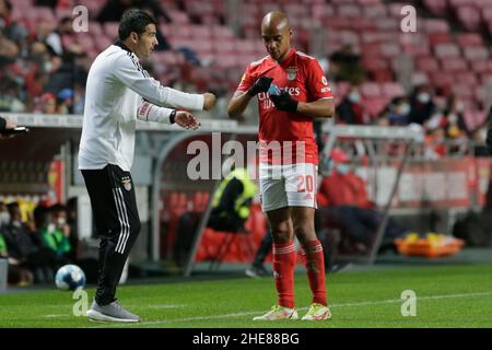 Lissabon, Portugal. 09th Januar 2022. Nelson Verissimo Trainer von SL Benfica im Gespräch mit João Mário während des Liga Portugal Bwin-Spiels zwischen SL Benfica und FC Paços de Ferreira am 09. Januar 2022 in Estádio da Luz in Lissabon, Portugal. Valter Gouveia/SPP Credit: SPP Sport Press Photo. /Alamy Live News Stockfoto