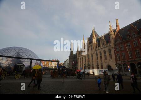 Gotische Architektur auf dem Marktplatz in Brügge Stockfoto