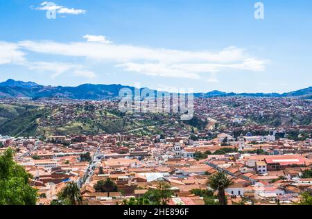 Panoramablick auf die roten Ziegeldächer und die weißen Mauern der weißen Stadt sucre in bolivien Stockfoto