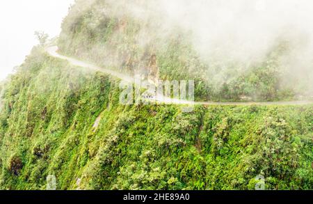 Blick auf Nebel Tod Straße in die Yungas in Bolivien Stockfoto