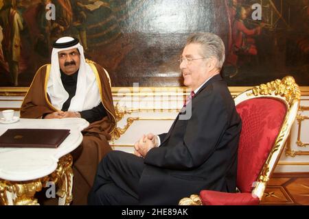 Wien, Österreich. 31. Dezember 2010. Staatsbesuch des Emir von Katar in der Wiener Hofburg. Bild zeigt den Emir von Katar, Scheich Hamad bin Khalifa al-Thani (L) und den Bundespräsidenten Österreichs Heinz Fischer (R) Stockfoto