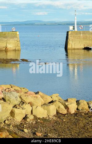 Der schmale Eingang zum Hafen von Avoch auf der Schwarzen Insel. Easter Ross, Schottland. Stockfoto