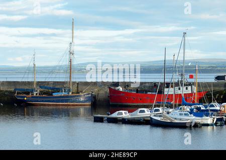 Fischerboote und Vergnügungsboote liegen im kleinen schottischen Hafen von Avoch auf der Black Isle, Ross und Cromarty. Stockfoto