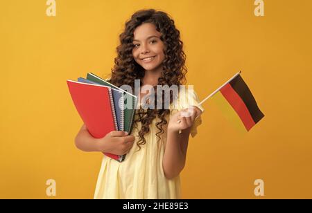 deutsche Sprache. Kinderflagge. Zurück zur Schule. Jugendliches Mädchen studieren in deutschland. Glückliche Kindheit. Stockfoto