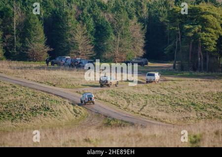 Eine Versammlung von Geländewagen mit Geländewagen im Geländewagen auf der Salisbury Plain UK Stockfoto