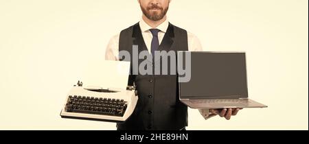 Cropped Mann zeigen Laptop vs Retro Schreibmaschine. ceo Vergleich alter und moderner Technologie. Stockfoto