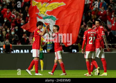 Lissabon, Portugal. 9th Januar 2022. Alejandro Grimaldo von SL Benfica (C ) feiert mit Paulo Bernardo (L) nach dem Treffer beim Fußballspiel der Portugiesischen Liga zwischen SL Benfica und FC Pacos Ferreira am 9. Januar 2022 im Luz-Stadion in Lissabon, Portugal. (Bild: © Pedro Fiuza/ZUMA Press Wire) Stockfoto