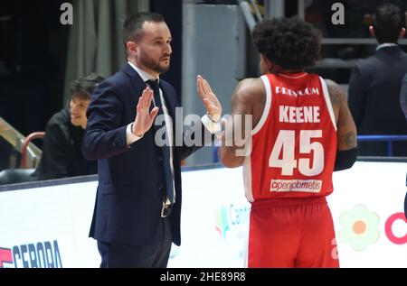 Bologna, Italien. 09th Januar 2022. Adriano Vertemati (Cheftrainer von Openjobmetis Pallacanestro Varese) während des italienischen LBA-Basketballturnierspiels Kigili Fortitudo Bologna gegen A1. Openjobmetis Varese at the Paladozza Sports Palace - Bologna, Januar 2022 Kredit: Unabhängige Fotoagentur/Alamy Live Nachrichten Stockfoto