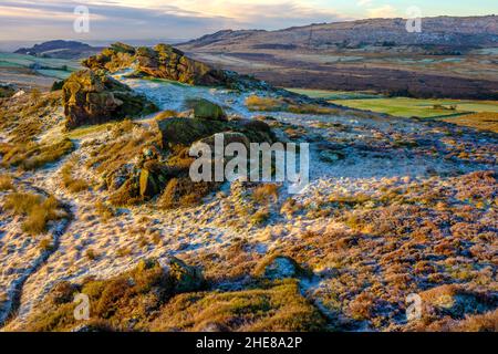 Newstones, ein Gritstone-Aufschluss auf den Staffordshire Moorlands, Peak District National Park Stockfoto