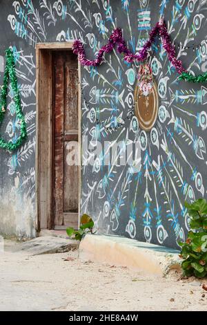 Außenwand und Tür mit Wandbild in Isla Holbox, Mexiko Stockfoto