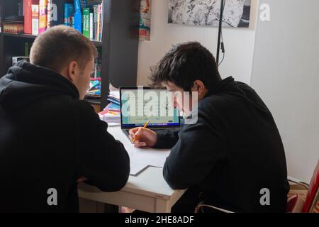 Jungen lernen zusammen. Ältere Schüler hilft bei den Hausaufgaben Stockfoto